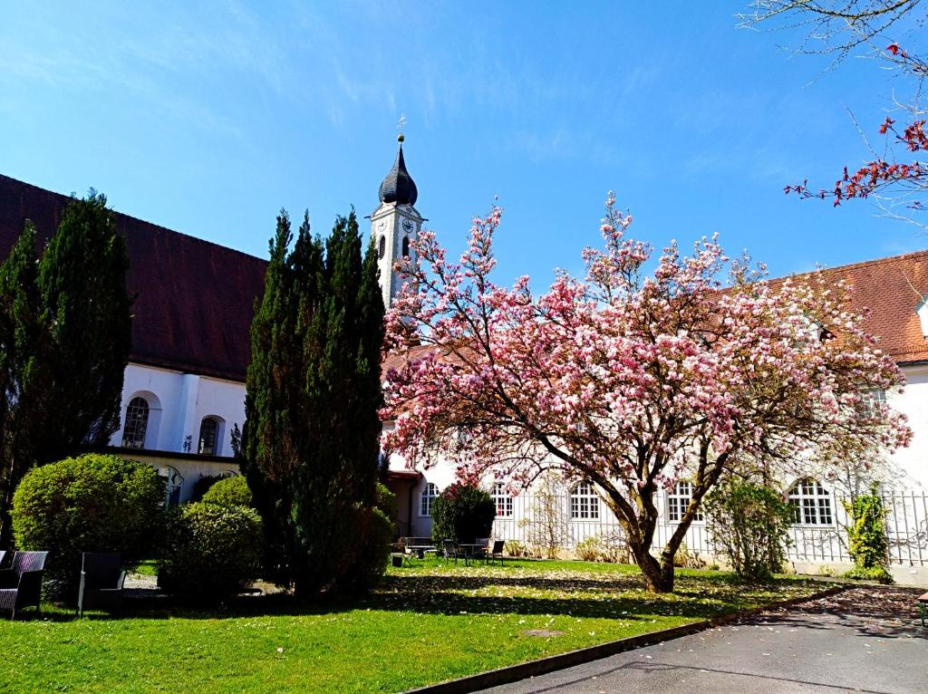 Klosteranlage Altenhohenau mit Garten und historischen Gebäuden